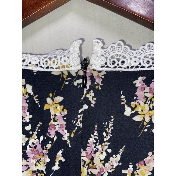 Beautiful floral dress Trimmed In lace size XXXL by RooLee. Lined W/deep Pockets - Picture 5 of 6